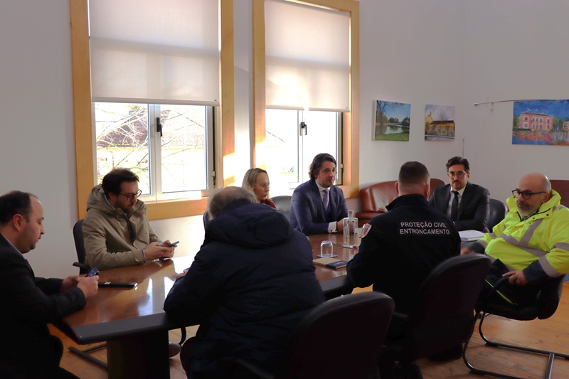 Ministro das Infraestruturas e Habitação avalia impacto da Depressão Kristin no concelho com Presidente da Câmara Municipal