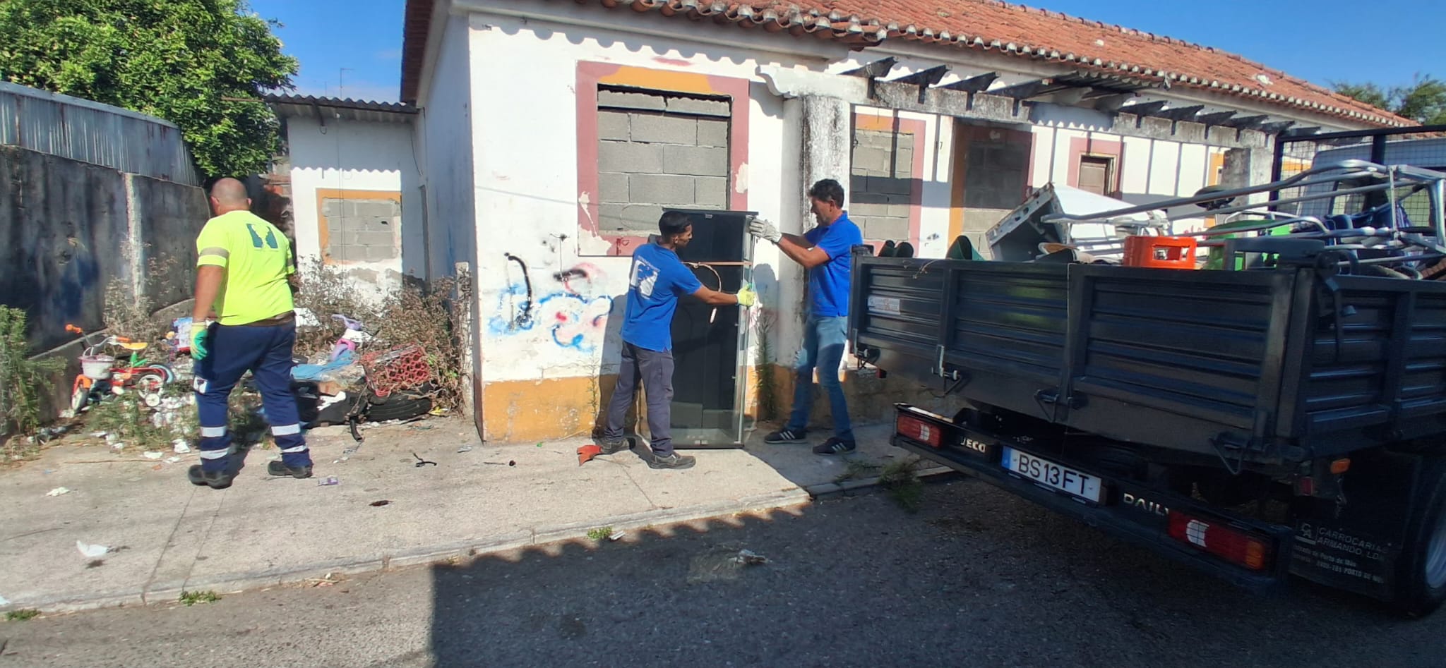 Depósito indevido de monos e resíduos no espaço público